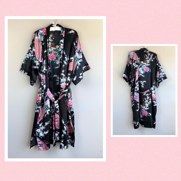 Sam Well satiny bathrobe with peacock print on black background short sleeve - Picture 1 of 6